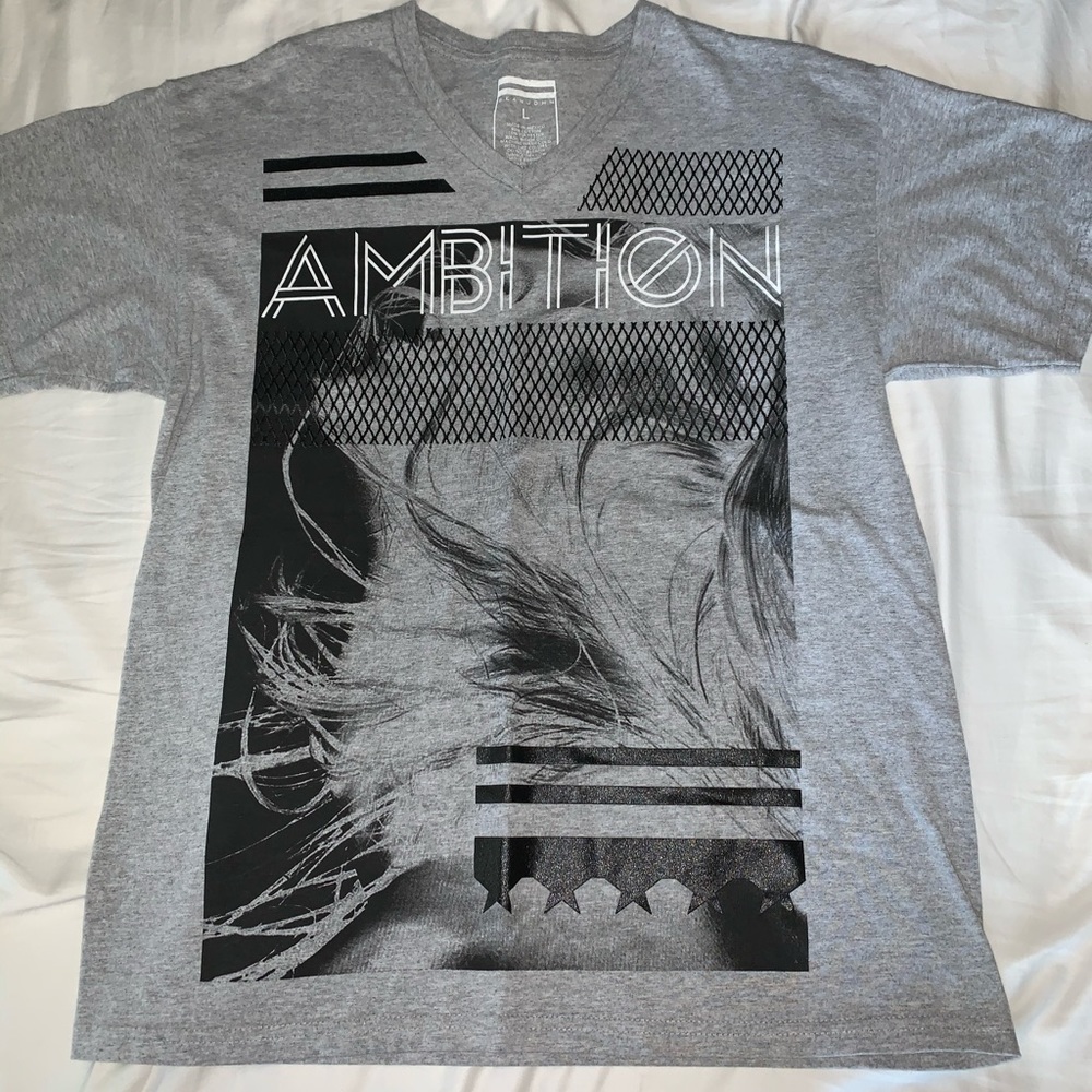 Men’s large Sean John tshirt